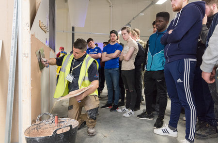 College students take part in supplier exhibition organised by local businesses